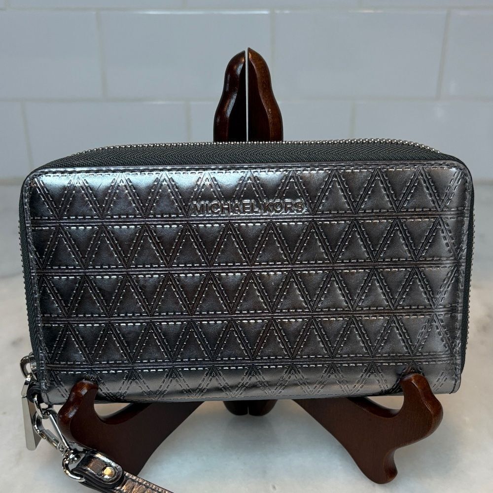 Michael Kors Wallet Metallic Geometric Embossed Wristlet Full Zipper - Picture 2 of 16